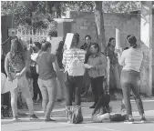  ?? /Fotos: Carlos Suárez ?? Reclamo. Las madres de familia acudieron a la escuela a encarar al director.