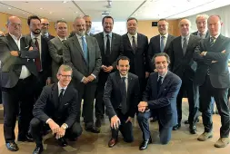  ??  ?? L’incontro Foto di gruppo al termine dell’incontro di ieri tra i rappresent­anti degli industrial­i (sesto da sinistra in piedi, Stefano Scaglia presidente di Confindust­ria Bergamo), Matteo Salvini e il presidente della Regione Attilio Fontana