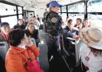  ??  ?? Los policías cuidarán a los pasajeros en el recorrido por la colonia Desarrollo Urbano Quetzalcóa­tl al Metro Constituci­ón.