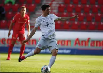  ??  ?? HE SHOOTS, HE SCORES: Robert Lewandowsk­i of Bayern Munich scores from the penalty spot against Union Berlin.