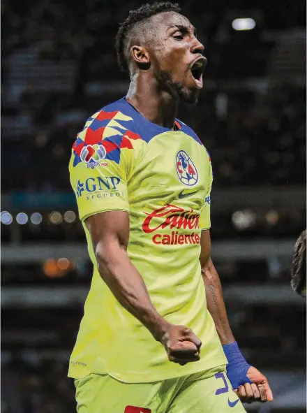  ?? Agustin Cuevas / Getty Images ?? Julian Quiñones celebra un gol que anotó para el América frente al Necaxa en el estadio Azteca.