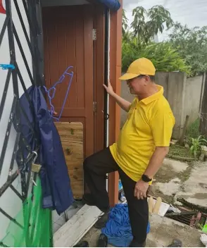  ?? ?? Pang inspects one of the affected houses in Desa Damai.