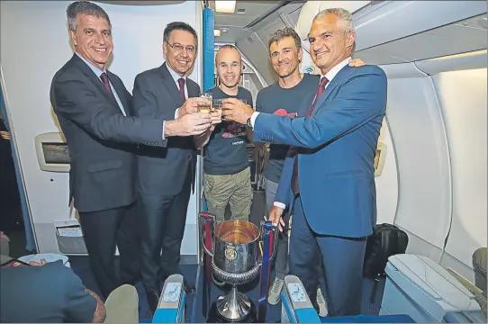  ?? FOTO: FCB ?? Luis Enrique brindó por su noveno y último título como técnico del Barça junto a Josep Maria Bartomeu, Jordi Mestre, Jordi Bordas y Andrés Iniesta