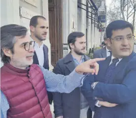  ?? CASAVI ?? González (i) y León (d) en febrero del 2018, tras firmar la compravent­a.