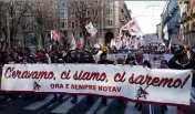  ?? (Photo MaxPPP) ?? Près de   manifestan­ts à Turin samedi contre la ligne Lyon-Turin.