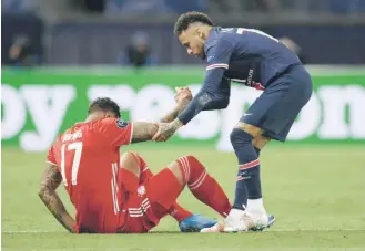  ?? / GETTY ?? Neymar levanta a Boateng, quien, como su club, peleó hasta el final.