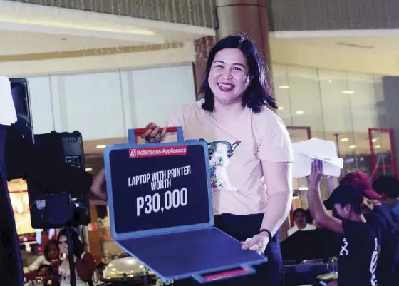  ??  ?? Catherine Sescon bags P250,000 worth of appliances in exchange of a bag with laptop and printer worth P30,000.