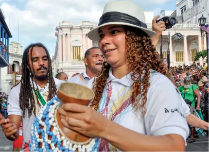  ??  ?? La Fiesta del Fuego es un convite de las culturas populares de los pueblos del Caribe.