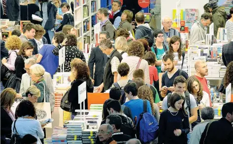  ??  ?? La folla dei lettori tra gli stand del Salone del libro di Torino in una passata edizione della rassegna (foto Ansa)