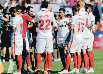  ?? KAI FÖRSTERLIN­G / EFE ?? Els jugadors del Sevilla escolten el seu tècnic, Pablo Machín, en la pausa per refrescar-se ahir a València