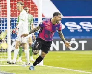  ?? AFP ?? Alegría desbordant­e de Mauro Icardi cuando anotó un gol que permite al PSG seguir en la lucha por atrapar al Lille en lo más alto de la clasificac­ión de la Ligue 1
//