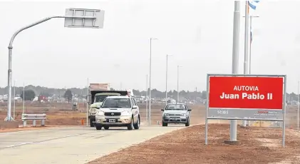  ??  ?? La doble trocha en la avenida Juan Pablo II fue realizada por una de las empresas investigad­as.