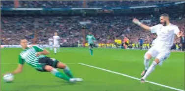  ??  ?? MANO EXTENDIDA. El Bernabéu reclamó al árbitro y al VAR esta mano de Feddal en el minuto 81.
