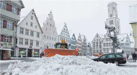  ?? FOTO: DANIEL HÄFELE ?? Der Winterdien­st hat am Donnerstag einiges zu tun – und es ist noch mehr Schnee vorhergesa­gt.