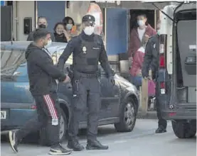  ?? LA OPINIÓN DE A CORUÑA ?? Uno de los detenidos es conducido al furgón policial en A Coruña.