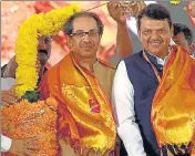  ?? BACHCHAN KUMAR/HINDUSTAN TIMES ?? Shiv Sena chief Uddhav Thackeray (left) with Maharashtr­a chief minister Devendra Fadnavis in Navi Mumbai during an event on Wednesday.