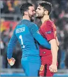  ?? FOTO: EFE ?? Alisson, con Federico Fazio