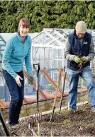  ??  ?? Hard at work Carole Baxter and, right, Beautiful Scotland judge George Anderson in the Beechgrove Garden