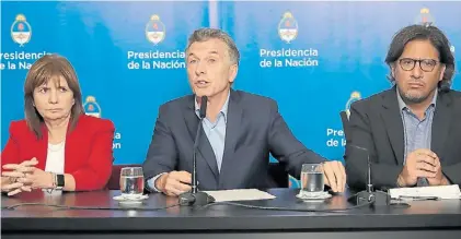  ??  ?? Conferenci­a. Mauricio Macri, ayer, flanqueado por los ministros Patricia Bullrich y Germán Garavano.
