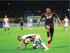  ?? ABE BANDOE/FAJAR ?? SULIT DIBENDUNG: Gelandang PSM Makassar Rizky Pellu berhasil melewati hadangan bek Mitra Kukar.