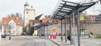  ?? FOTO: STS ?? Der Busbahnhof Isny, an dem nebenan im Kurhaus in der „Mobilitäts­zentrale“auch der bundesweit einzige „Bahnhaltep­unkt ohne Schienenan­schluss“beheimatet ist, wird zum Jahresende noch besser mit dem Bahnhof in Wangen vernetzt.