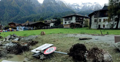  ??  ?? In ginocchio Dimaro prova a rialzarsi dopo lo smottament­o di lunedì. La strada verso il Tonale è stata riaperta, anche se parzialmen­te, almeno 30 le case inagibili (Foto NardelliRe­nsi)