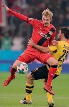  ?? AFP/AP ?? A sinistra Julian Weigl, 22 anni, centrocamp­ista centrale del Dortmund, a destra Julian Brandt, 21 anni, ala del Bayer Leverkusen
