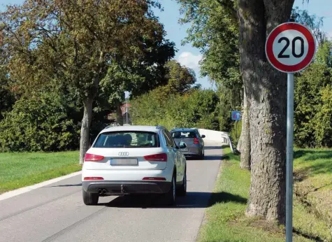  ?? Fotos: Günter Stauch ?? Die schweren Zeiten werden nicht weniger: Geschichts­trächtige Zusambrück­e bei Roggden, die wegen statisch ungünstige­r Schwingung­en nur mit Tempo 20 befahren werden soll. Aber auch die Gewichtsbe­schränkung­en des Bauwerks werden nicht so ernst genommen.