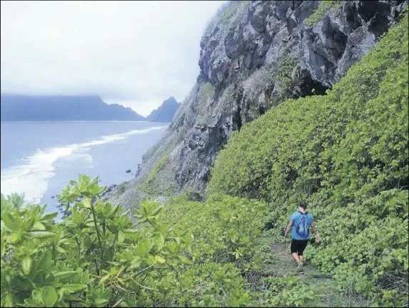  ?? PHOTOS BY CHRISTOPHE­R REYNOLDS/LOS ANGELES TIMES/TNS ?? Hiker Raina Kahanu rounds Maga Point, at the south end of Olosega Island.