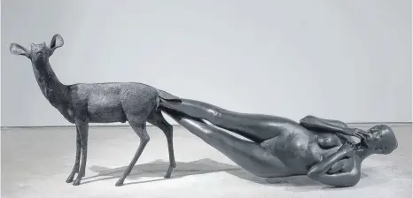  ?? FOTOS: HAUS DER KUNST ?? „Born“(„Geboren“) heißt diese Skulptur aus dem Jahr 2002: Die Jagdgöttin Diana gleitet aus dem Körper einer Hirschkuh.