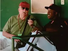  ?? Eric Risberg / Associated Press 1999 ?? Hall of Fame author Roger Angell interviews Barry Bonds before a spring training game in Scottsdale, Ariz., in 1999.