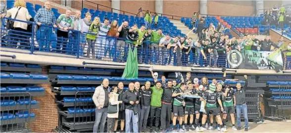  ?? Foto: Cedida ?? La plantilla y el cuerpo técnico del Helvetia Anaitasuna celebró con la afición el triunfo obtenido.