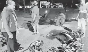  ??  ?? HANCUR: Keadaan motosikal mangsa dalam kemalangan tersebut.