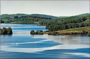  ??  ?? Le lac de Vassivière est le plus grand plan d’eau du Limousin.
