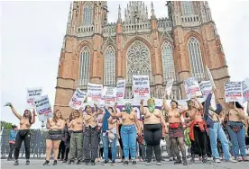  ?? LUCÍA MERLE ?? “Tetazo”. Militantes se desnudaron frente a la Catedral.