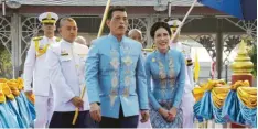  ?? Foto: AP, dpa ?? Feier im Partnerloo­k: Rama X., der König von Thailand, und seine Zweitfrau „Koi“an deren 36. Geburtstag am Dienstag in Bangkok.