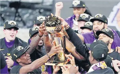  ?? FOTO: AFP ?? > Lakers, con el trofeo que los pone como los nuevos mandones de la NBA.