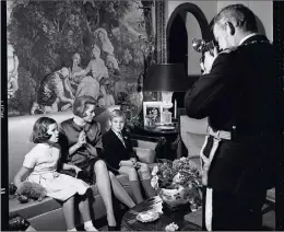  ?? (Photo Georges Lukomski – Archives du Palais princier de Monaco) ?? Le prince Rainier photograph­iant la princesse Grace, le prince Albert et la princesse Caroline dans les salons du Palais princier de Monaco lors de la Fête nationale, le  novembre .