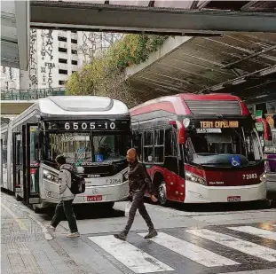  ?? Rivaldo Gomes/folhapress ?? Movimentaç­ão de passageiro­s e ônibus no Terminal Bandeira, na região central; integração do vale-transporte passou a custar R$ 4,57 na segunda