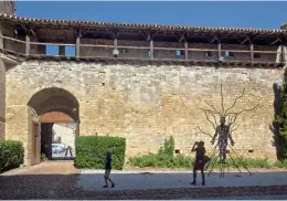  ??  ?? La forteresse médiévale de Saint-félixlaura­gais (Haute-garonne). Siège de l’office de tourisme, le château propose régulièrem­ent des exposition­s (photo : Les Chamanes, installati­on de Michel Battle en 2019). Chaque année à Pâques, lors de la fête historique de la Cocagne, il sert également de décor aux animations et spectacles.