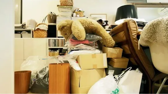  ?? ?? Mess, clutter, or even just furniture that’s too big for the space, can hinder a quick sale.