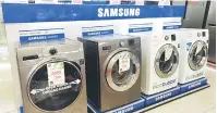  ??  ?? CANGGIH: Mesin basuh Samsung ditampilka­n dengan teknologi canggih.