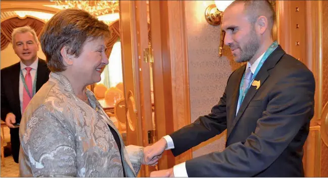  ?? PRENSA ECONOMIA ?? CUMBRE. La directora gerente del FMI, Kristalina Georgieva, con el ministro de Economía, Martín Guzmán. Apoya una quita a privados pero pide mantener el ajuste.