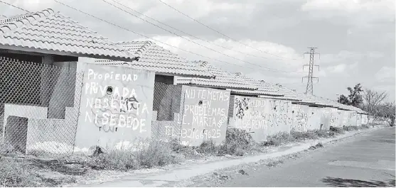  ?? AGUSTÍN DEL CASTILLO ?? Decenas de viviendas abandonada­s se pueden apreciar desde el ingreso a este fraccionam­iento