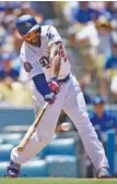  ?? THE ASSOCIATED PRESS ?? The Los Angeles Dodgers’ Matt Kemp hits an RBI single during the third inning of Sunday’s game against the Atlanta Braves. The Dodgers won 7-2.