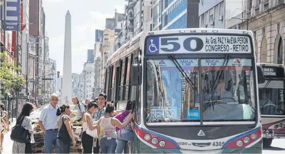  ?? ARCHIVO LA NUEVA. ?? LOS USUARIOS del interior deben pagar costos de movilidad en el transporte público urbano muy superior al de sus compatriot­as porteños y del conurbano.