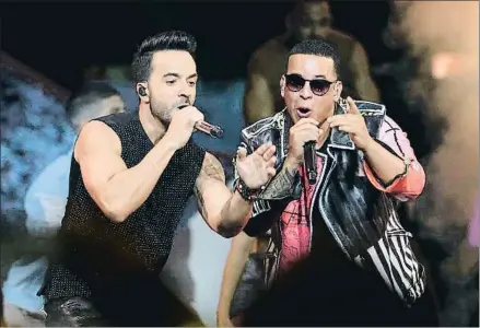  ?? LYNNE SLADKY / AP ?? Un fenómeno global. Luis Fonsi y Daddy Yankee en plena actuación en Florida