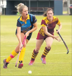  ??  ?? TAKING CHARGE: Ellie Murden of the Nhill Thunderbir­ds controls the ball while under pressure from Warracknab­eal’s Kelly Krahe.
Picture: SIMON KING