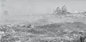  ??  ?? El fuerte viento mucho complicó las labores de combate contra el incendio que cerca de las ocho de la noche del martes se inició en el antiguo relleno sanitario. / ANTONIO MELÉNDEZ.