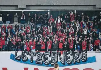  ?? Foto: sportspres­s.lu/J. Lahr ?? Die Luxemburge­r Fans versuchen, gegen das laute Stadion anzukommen.